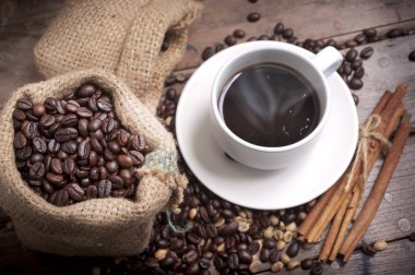 Beyaz arka planda kahve fincanı ve fasulye..