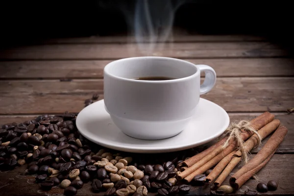 Xícara de café e pires em uma mesa de madeira. Fundo escuro. — Fotografia de Stock