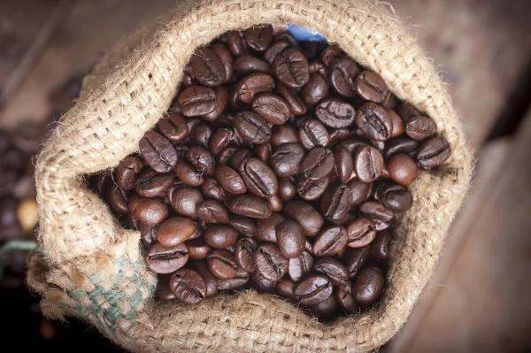 Taza de café y frijoles sobre un fondo blanco. — Foto de Stock