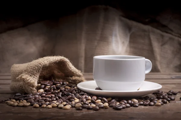 白色背景的咖啡杯和咖啡豆. — 图库照片