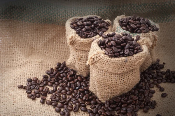 Tazza di caffè e fagioli su sfondo bianco. — Foto Stock