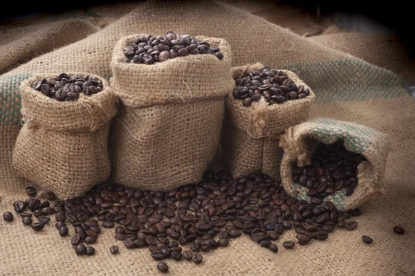 Taza de café y frijoles sobre un fondo blanco. —  Fotos de Stock