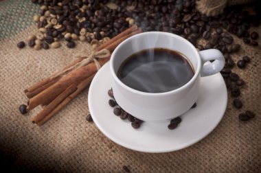 Kahve fincanı ve kahve çekirdeği.