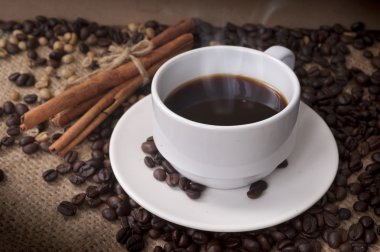 Kahve fincanı ve kahve çekirdeği.