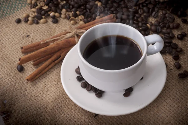 Kaffekopp och kaffebönor — Stockfoto