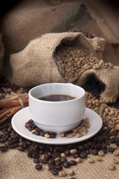 Kaffekopp och kaffebönor — Stockfoto