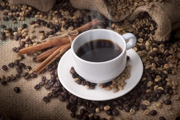 Taza de café y granos de café — Foto de Stock