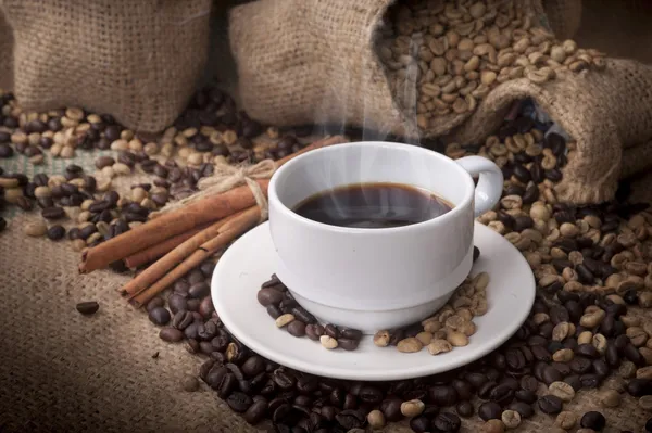 Taza de café y granos de café — Foto de Stock