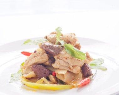 Kutsal fesleğen kızarmış tavuk ile terk