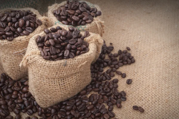 Taza de café y frijoles sobre un fondo blanco. — Foto de Stock