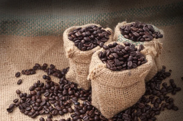 Kaffeetasse und Bohnen auf weißem Hintergrund. — Stockfoto