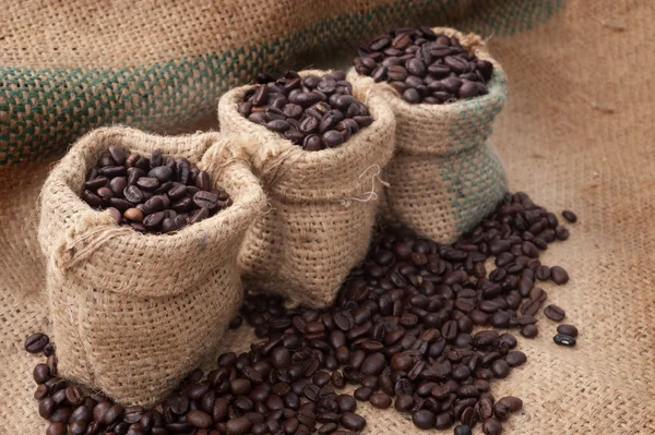 Taza de café y frijoles sobre un fondo blanco. — Foto de Stock