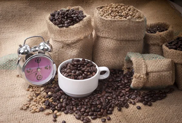 Granos de café en una bolsa — Foto de Stock