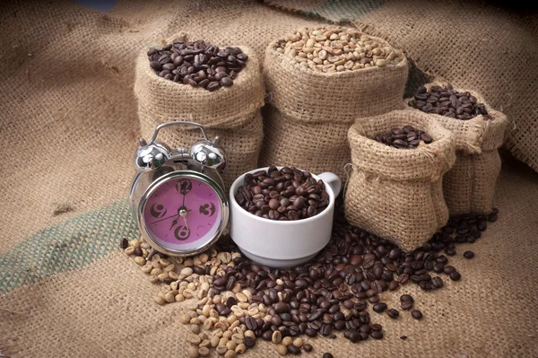 Koffiekopje en bonen op een witte achtergrond. — Stockfoto