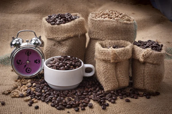 Kahve çekirdekleri torbada.