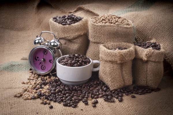 Kaffeetasse und Bohnen auf weißem Hintergrund. — Stockfoto