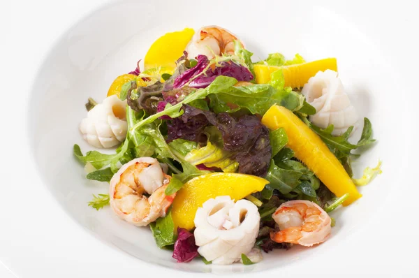 Squid salade met garnalen en mango — Stockfoto