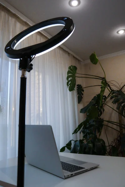 Uma Lâmpada Anel Ilumina Local Trabalho Casa Com Laptop Minimalismo — Fotografia de Stock