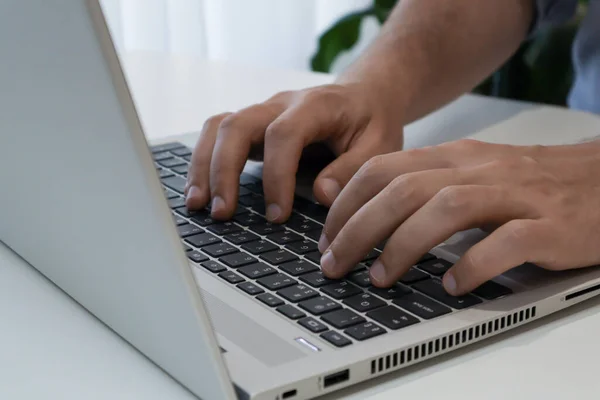 Ręce Dorosłego Mężczyzny Pracującego Nad Laptopem Wolny Strzelec Sieci Home — Zdjęcie stockowe