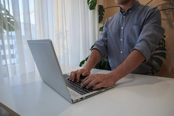 Młody człowiek pracuje nad laptopem w domu. Uczenie się na odległość. Edukacja online — Zdjęcie stockowe