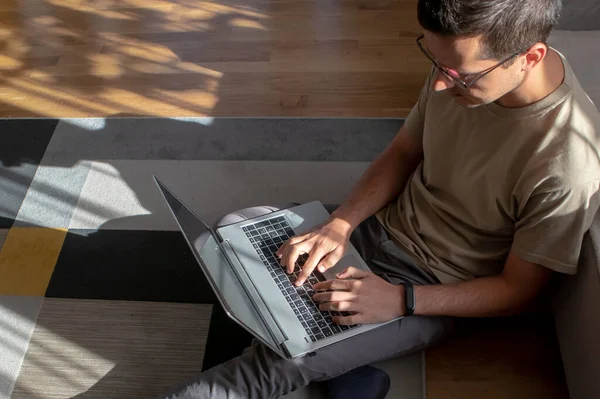 Mężczyzna Okularach Laptopem Pracuje Domu Siedząc Podłodze Nowoczesnym Stylowym Wnętrzu — Zdjęcie stockowe
