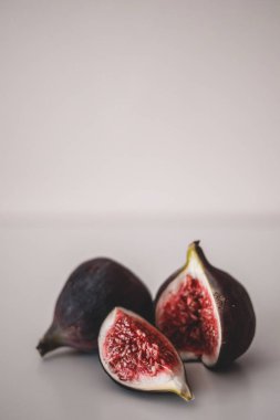 İki incir minimalizmi yakın çekim. Köşedeki kesikte bir incir. 