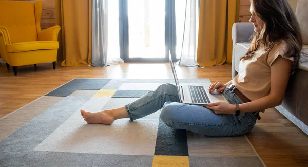 Banner of a woman working on a laptop while sitting on the floor — Stock Photo, Image