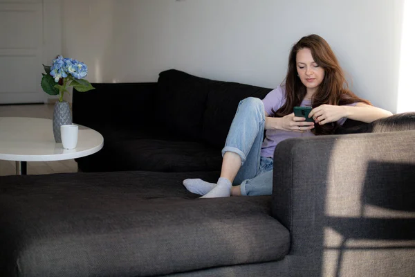 Morgonen Rutin Ung Kvinna Som Använder Sin Telefon — Stockfoto