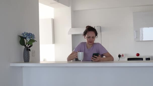 Ranní Rutina Mladé Ženy Která Používá Telefon Kuchyni Pije Čaj — Stock video