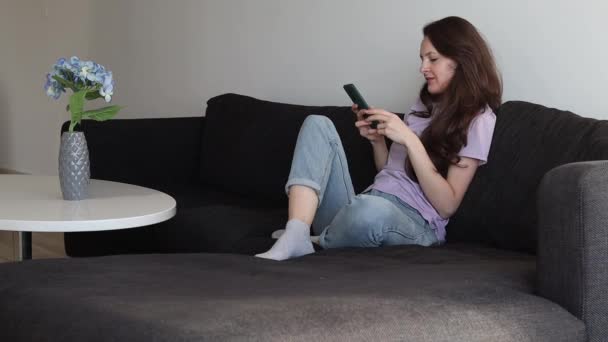 Každodenní Rutina Mladé Ženy Která Ráno Používá Telefon Gauči — Stock video