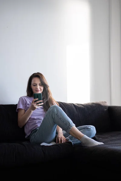 Morning Routine Young Woman Using Her Phone — Stock Photo, Image