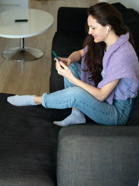 Young Woman Headphones Listening Music Her Smartphone — Stock Photo, Image