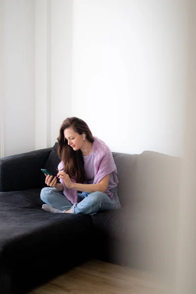 Happy Woman Headphones Using Her Phone Social Media Sitting Sofa — Stock Photo, Image
