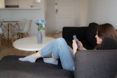 Genç bir kadın onun smartphone kullanarak.