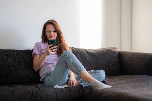 Young Woman Sitting Couch Sofa Home Using Her Phone — Stock Photo, Image