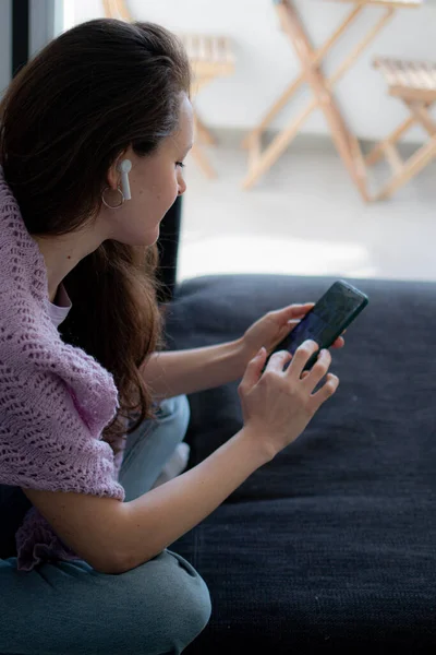 Young Woman Headphones Using Her Phone Social Media Sitting Sofa — Stock Photo, Image