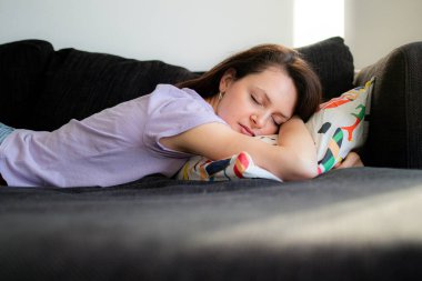 Gün boyunca kanepede uzanan genç bir kadının hayalini kuruyorum. Şekerleme yapıyorum.