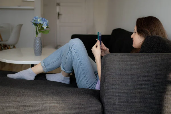 Young Woman Sitting Couch Sofa Home Using Her Cellphone — Stock Photo, Image