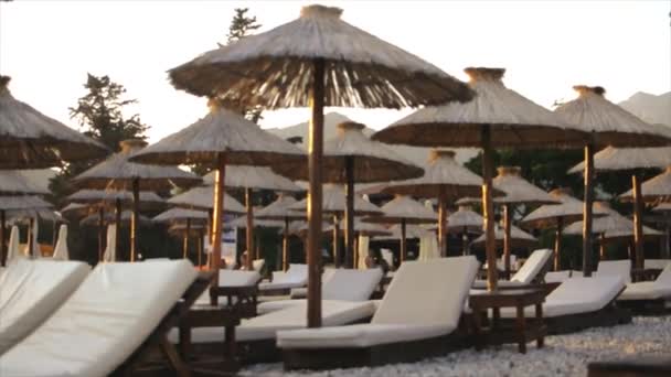 Motion Video Empty Beach Straw Umbrellas Sunbeds Sunset — Stock Video