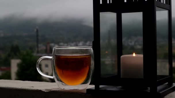 Tasse Thé Avec Une Bougie Sur Balcon Jour Brouillard — Video