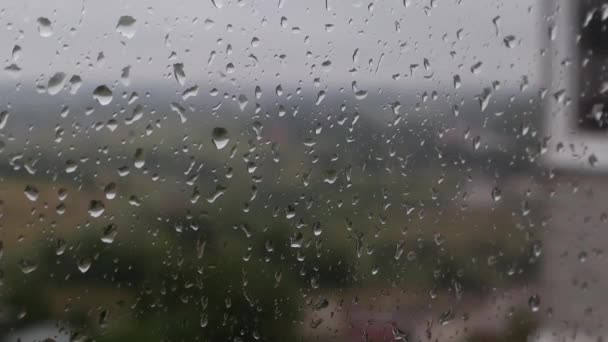 Auf Dem Fenster Läuft Ein Nahaufnahme Video Eines Regentropfens Unklarer — Stockvideo
