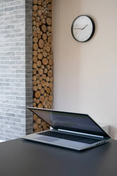 Laptop Aberto Está Deitado Mesa Cozinha Dia Ensolarado Interior Moderno — Fotografia de Stock