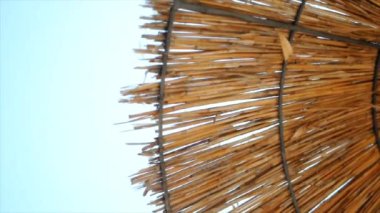 Gökyüzünde saman plaj şemsiyesinin üst görüntüsü