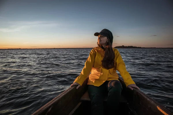 Jeune Femme Imperméable Jaune Casquette Naviguant Sur Bateau Regardant Loin — Photo