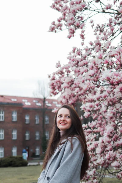 Brünette Junge Frau Steht Neben Einem Schönen Großen Rosa Magnolienbaum — Stockfoto