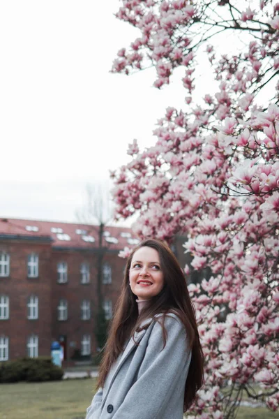 Bruna Giovane Donna Piedi Vicino Bellissimo Grande Albero Magnolia Rosa — Foto Stock