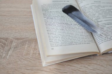 Kuş kafesi kitabın üzerinde yatıyor. Yazılan konsept