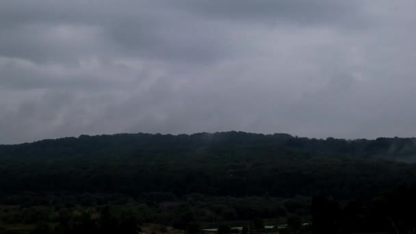 在一个恶劣的日子里 多云的天空掠过高山的时间 — 图库视频影像