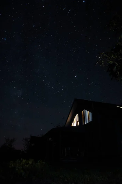 村の夜空の下で田舎の家 — ストック写真