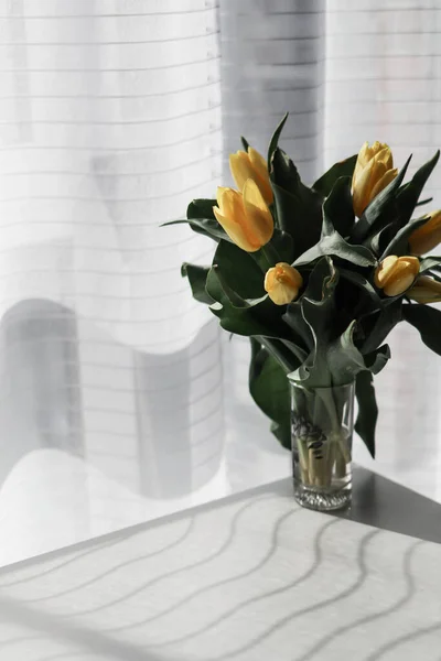 漂亮的黄色郁金香在家里的玻璃瓶里 背景是灰色的 春天里五彩缤纷的花朵 — 图库照片